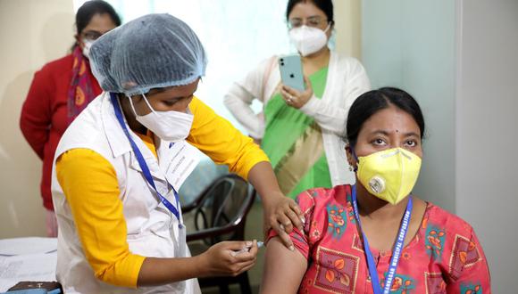 Una trabajadora de la salud participa en una simulación de una campaña de vacunación contra el coronavirus en la India. (ADHICARIO EFE / EPA / PIYAL).