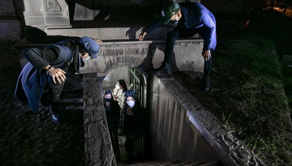 La cripta de Mariano Nicolás Valcárcel genera curiosidad en los visitantes. No todos se atreven a ingresar. (Fotos: Luis Miranda)