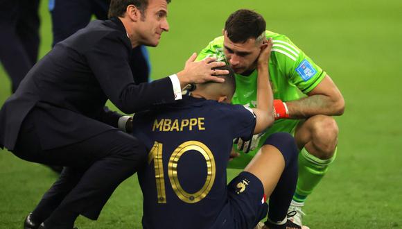 El presidente de Francia Emmanuel Macron, consuela a Kylian Mbappé después de la tanda de penaltis de la final de la Copa Mundial de Qatar que ganó Argentina. (EFE/EPA/Friedemann Vogel).