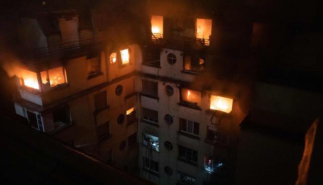 Al menos diez muertos en incendio en un edificio de París. (Foto: AFP)