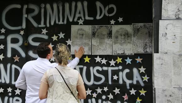 Una pareja se encuentra en la entrada del club nocturno Kiss, donde 242 personas murieron quemadas en un incendio en 2013 en la ciudad de Santa María, Brasil.