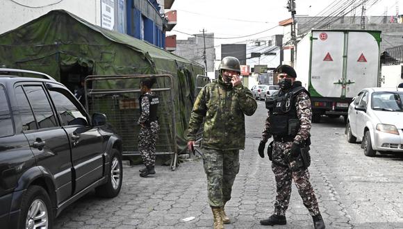 Soldados montan guardia en la entrada de la prisión Pichincha 1 en Quito el 8 de noviembre de 2022, un día después de que cinco reclusos murieran en enfrentamientos entre bandas rivales. (Foto referencial de Rodrigo BUENDIA / AFP)