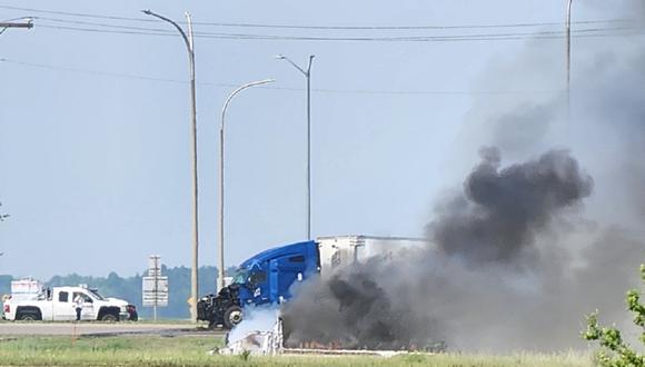 Un accidente ocurrido el 15 de junio de 2023, en la localidad de Carberry, provincia de Manitoba, Canadá, donde impactaron un camión y un microbús. (Foto de Nirmesh Vadera)