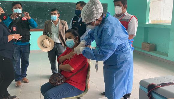 Una docente recibe su primera dosis en la región Loreto | Foto: Minedu