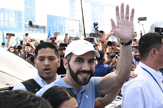 El presidente de El Salvador, Nayib Bukele, saluda a sus seguidores a su llegada a un colegio electoral para emitir su voto durante las elecciones presidenciales y legislativas el 4 de febrero de 2024. (Foto de YURI CORTEZ / AFP).
