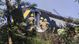 Tres muertos y seis heridos luego de que un tren se descarrilara en Escocia | FOTOS