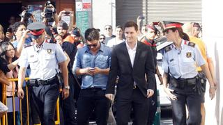 A Messi le gritaron "ladrón" y "campeón" durante su presentación al juzgado