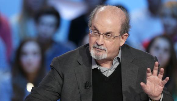 En esta foto de archivo tomada el 16 de noviembre de 2012, el autor británico Salman Rushdie participa en el programa de televisión "Le grand journal" en un plató de la televisión francesa Canal+ en París. (Foto: Kenzo TRIBOUILLARD / AFP)