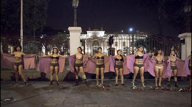 Hicieron ‘topless’ frente al Congreso para despenalizar abortos - 4