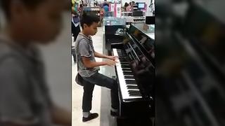 Facebook: video de niño tocando piano en tienda por departamentos se hace viral