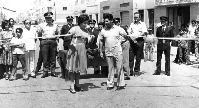 Inauguración de pistas asfaltadas en Gamarra por personalidades de la época a finales de la década de los 80. (Foto: Archivo histórico El Comercio)