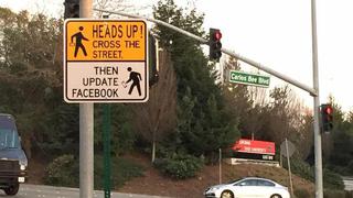 Facebook: señal advierte a peatones peligros de la red social