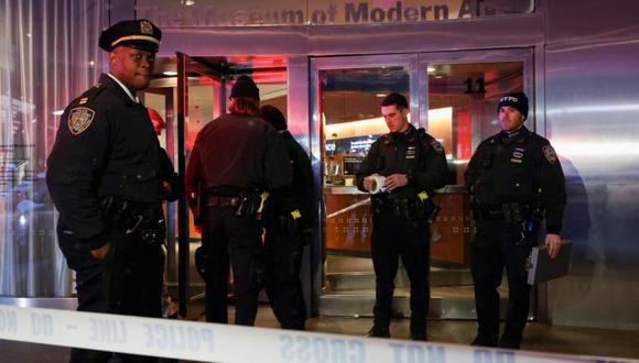 Miembros del Departamento de Policía de la Ciudad de Nueva York (NYPD) patrullan la entrada del Museo de Arte Moderno (MOMA) después de un presunto incidente de apuñalamiento múltiple, en Nueva York, EE.UU. (Foto: REUTERS/Andrew Kelly).