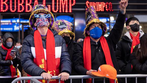 Personas reunidas en Times Square antes de la celebración de Año Nuevo en la ciudad de Nueva York. (Yuki IWAMURA / AFP).