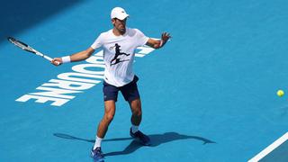 Novak Djokovic entrena para el Australian Open a pesar de no tener segura su participación