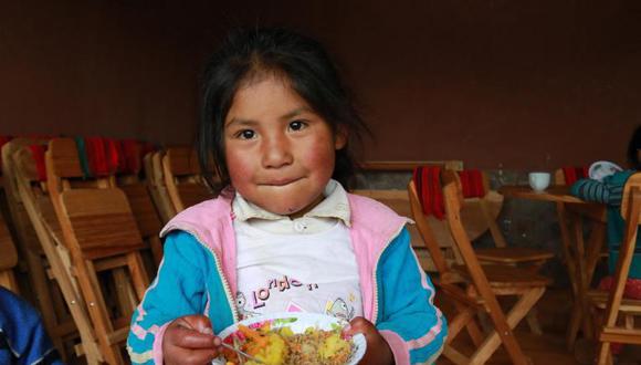 Una niña almuerza en la comunidad de Hanaq Chuquibamba, Perú. (Foto: UNICEF/UNI212715/Vilca)