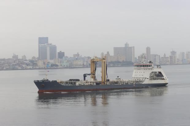 El buque petrolero de suministros Akademik Pashin. (EFE/ Ernesto Matrascusa).