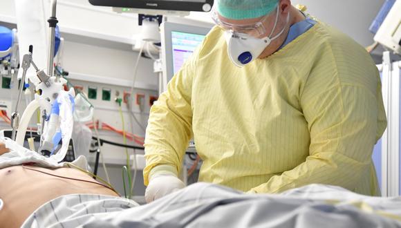 Personal médico atiende a un paciente infectado de coronavirus covid-19 en una unidad de cuidados intensivos en un hospital de Salzburgo, Austria, el 17 de noviembre de 2021. (BARBARA GINDL / APA / AFP).