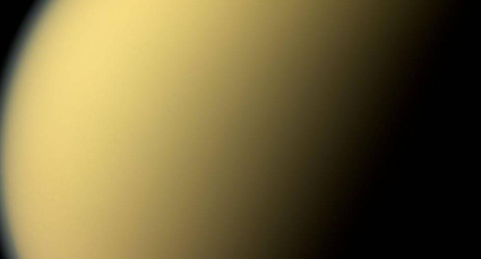 Titán es uno de los lugares más parecidos a la Tierra dentro del Sistema Solar y el único que también mantiene líquido estable en su superficie.  (Foto: NASA)