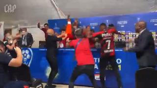 Jugadores de Athletico Paranaense celebraron junto a su entrenador durante conferencia de prensa | VIDEO