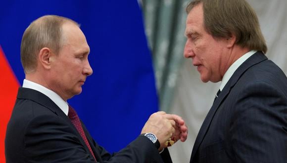 Vladimir Putin y Sergei Roldugin. (REUTERS/Ivan Sekretarev/Pool/File Photo)