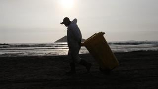 Derrame de petróleo: Repsol “estima culminar” limpieza de playas y zona marítima a finales de febrero