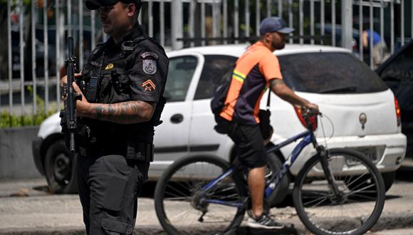 Un miembro de la Policía Militar del Estado de Río de Janeiro (PMERJ) protege una entrada a la favela Complexo do Alemao durante una operación policial en Río de Janeiro, Brasil, el 27 de febrero de 2024. (Foto de MAURO PIMENTEL / AFP)