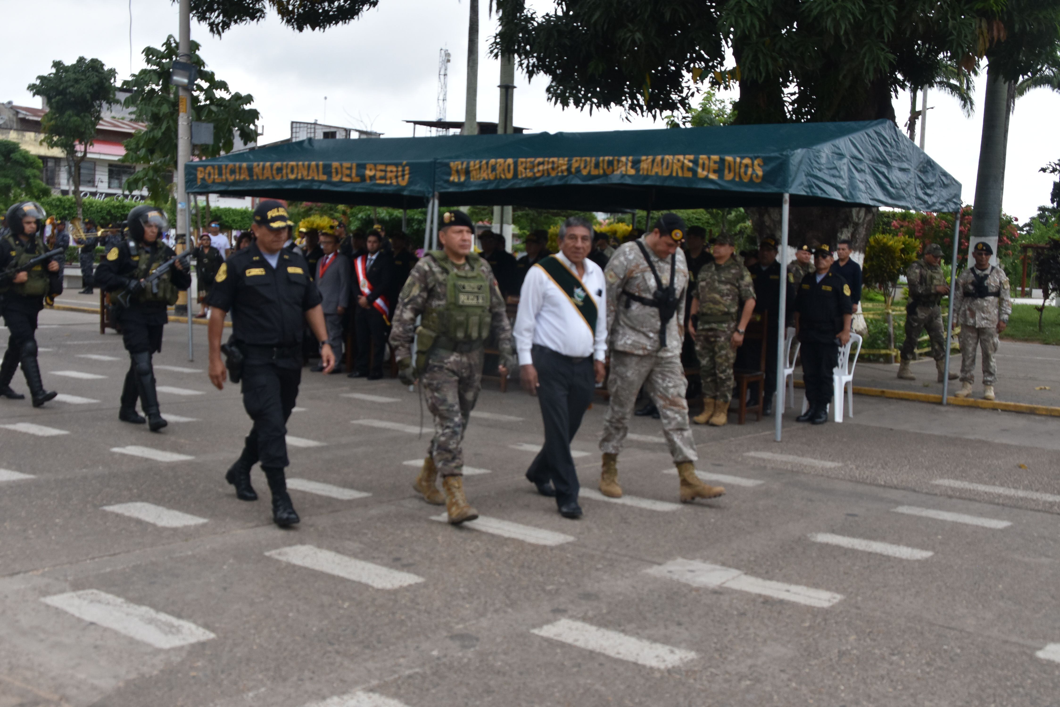 Gobernador regional y jefes militares en el izamiento del pabellón nacional. 
