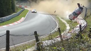 YouTube: Porsche 911 da diez vueltas de campana en aparatoso accidente en Nürburgring | VIDEO