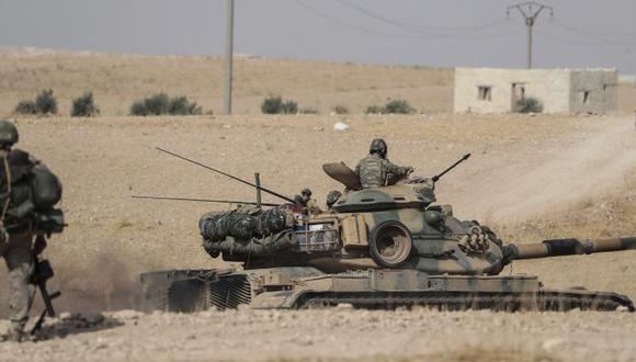 Tanques y tropas turcas estacionadas cerca de la ciudad siria de Manbij, Siria. (Foto: AP).