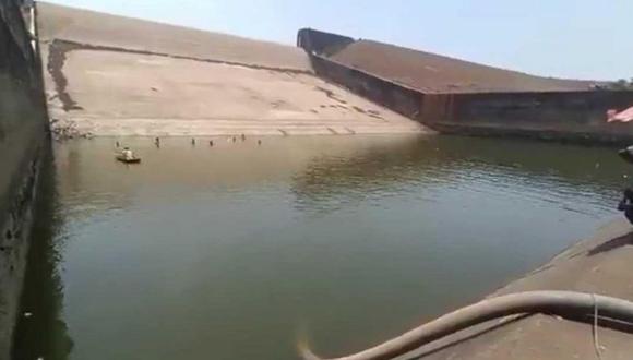 Una sección de la represa de Kherkatta fue vaciada para recuperar el celular de un funcionario del gobierno. (@RAMANMANN1974).