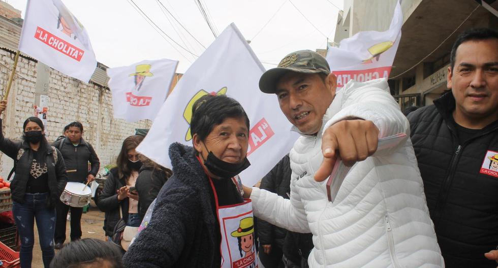 José Tomás Alcántara (de blanco) se encuentra actualmente postulando a la alcaldía provincial de Cañete. (Foto: Facebook)