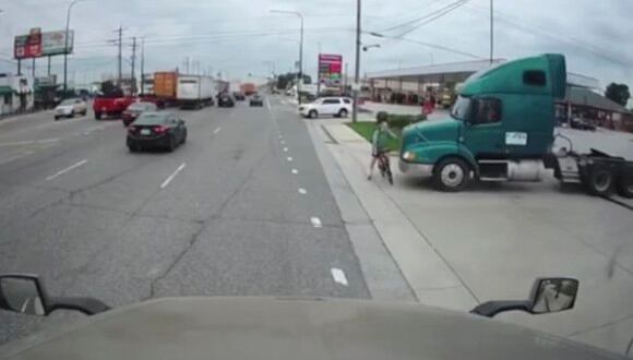 Camionero no se percata que ciclista está a punto de cruzarse en su camino y ocasiona terrible accidente. (YouTube)