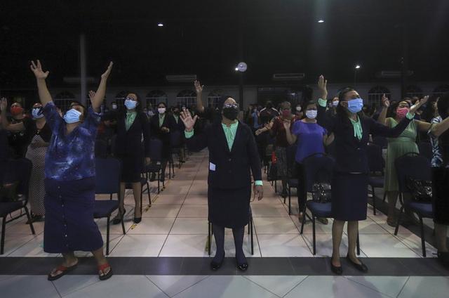 Mujeres con mascarillas y distancia social participan en un servicio de la iglesia evangélica Bethel de Managua el 12 de agosto del 2020. Dos de los pastores de esa iglesia figuran entre los más de 40 líderes evangélicos que fallecieron en Nicaragua desde que estalló la pandemia del coronavirus en marzo. (AP Photo/Alfredo Zuniga).