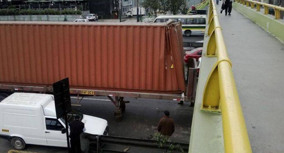 El conductor del camión no calculó la altura del container que transportaba. (Foto: @MilagrosMaurtua)
