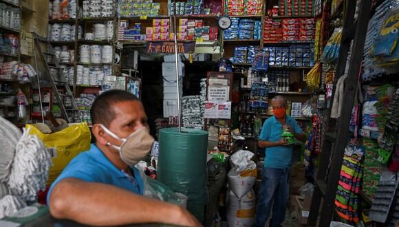 Los trabajadores usan mascarillas como medida preventiva contra la propagación del nuevo coronavirus, COVID-19, en Santa Elena en Cali, Colombia. (Foto: Luis Robayo / AFP)