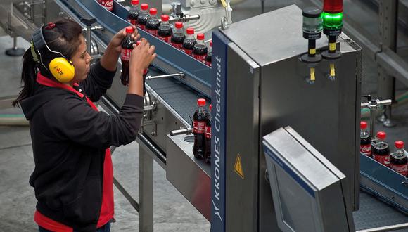 Coca-Cola lucha contra un impacto en las ventas por el cierre de bares, restaurantes y cines por la pandemia del COVID-19. (Foto: AFP)