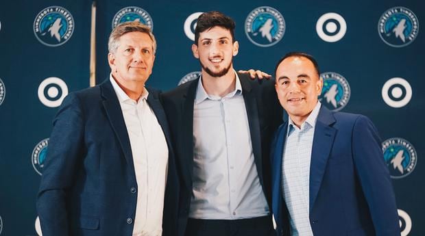 Chris Finch (left), Leandro Bolmaro (center) and Gerson Rosas (right) pose after the Argentine's presentation at Timberwolves