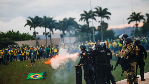 Las fuerzas de seguridad operan mientras los partidarios del expresidente de Brasil, Jair Bolsonaro, se manifiestan contra el presidente Luiz Inácio Lula da Silva, frente al Congreso Nacional de Brasil en Brasilia.