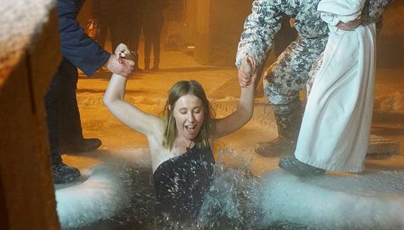 En una de las fotos de Sobchak en Rusia se le puede ver tiritando de frío e introduciéndose en el agua ataviada únicamente con un bañador. (Foto: Instagram/xenia_sobchak)