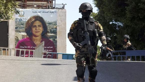 Oficiales de seguridad palestinos frente a una pancarta que representa a la periodista palestino-estadounidense Shireen Abu Akleh cerca de la Iglesia de la Natividad en Belén, en la Cisjordania ocupada, el 15 de julio de 2022. (Foto referencial de Abbas Momani / AFP)