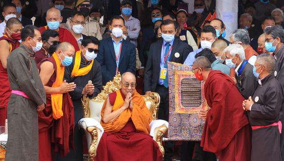 Imagen de archivo | El líder espiritual tibetano, el Dalai Lama, se disculpó el 10 de abril de 2023 después de que un video que lo mostraba pidiéndole a un niño que le chupara la lengua provocó una reacción violenta en las redes sociales. (Foto de Mohd Arhaan ARCHER / AFP)
