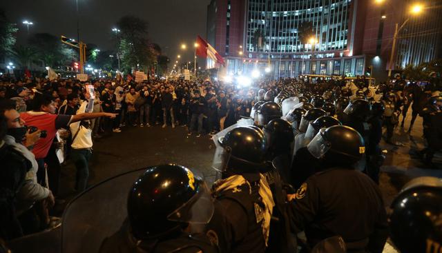 Varios enfrentamientos se registraron en el Centro de Lima durante la marcha contra el Congreso de la República. (Alessandro Currarino/El Comercio)