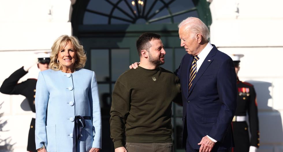 El miércoles 21 de diciembre, Volodymyr Zelensky fue recibido en la Casa Blanca por Joe Biden y su esposa Jill. Es la primera vez que el presidente ucraniano sale de su país en lo que va de la guerra. EFE/EPA/JIM LO SCALZO