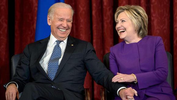 Hillary Clinton alabó la trayectoria de Joe Biden y remarcó lo diferente que sería pasar por una crisis como la pandemia con un presidente que “escucha los hechos científicos”. (Foto: AFP / Brendan Smialowski).