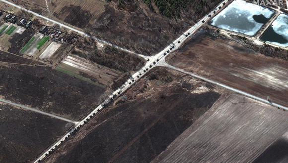 Imágenes satelitales captadas el 28 de febrero muestran a un convoy militar ruso en la carretera norte de Ivankiv, en Ucrania. El Pentágono informó este martes que un tercer convoy se dirige hacia Kiev ante la impotencia de Moscú por no poder tomar la capital ucraniana. (Foto referencial: Maxar Technologies vía AFP)