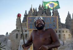 La vida del "rey Marcio" en un castillo de arena en Brasil