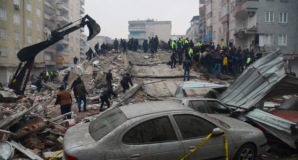 La gente busca sobrevivientes en Diyarbakir, el 6 de febrero de 2023, después de que un terremoto de magnitud 7,8 azotara el sureste de Turquía. (Foto de ILYAS AKENGIN / AFP).