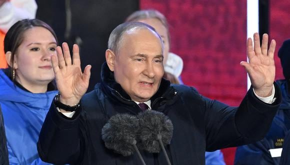 El presidente de Rusia, Vladimir Putin, se dirige a la multitud durante un mitin y un concierto para celebrar el décimo aniversario de la anexión rusa de Crimea en la Plaza Roja de Moscú el 18 de marzo de 2024. (Foto de NATALIA KOLESNIKOVA / AFP).