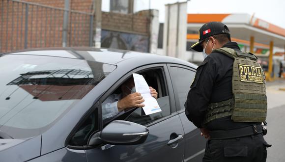 Este domingo se podrá circular en auto sin restricción, pero el toque de queda inicia a la media noche. (Foto: GEC)